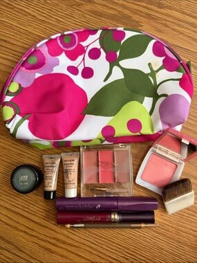 Floral Travel Cosmetics Bag with Makeup Essentials for everyday wear